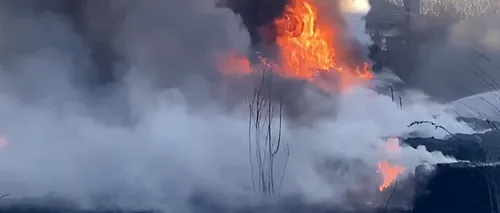 Incendiu la un depozit de materiale plastice din județul Argeș / FOTO-VIDEO