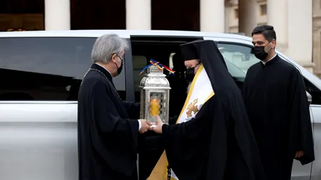 Lumina Sfântă de la Ierusalim a ajuns în România și a fost distribuită fiecărei parohii - UPDATE (FOTO + VIDEO)