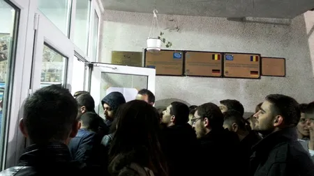 Guvernul vrea să-i trimită acasă pe studenții care nu au putut vota în primul tur. Ministerul Educației propune două zile libere în plus 