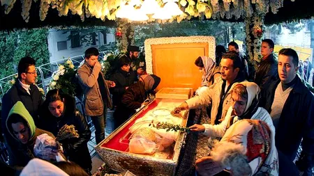 BOR recompensează cu icoane și cărți religioase o familie cu 13 copii