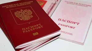 UE ia în calcul interzicerea vizelor pentru toţi cetăţenii ruşi: „Lăsaţi-i pe turiştii lor să se bucure de Rusia”