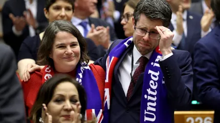 Europarlamentarii britanici și-au luat rămas bun de la UE ținându-se de mâini și cântând cu „ochii în lacrimi