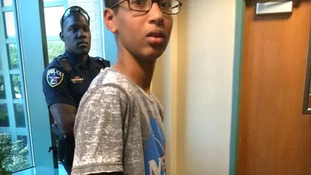 Un băiat de 14 ani a fost arestat după ce a dus la școală un ceas confecționat manual