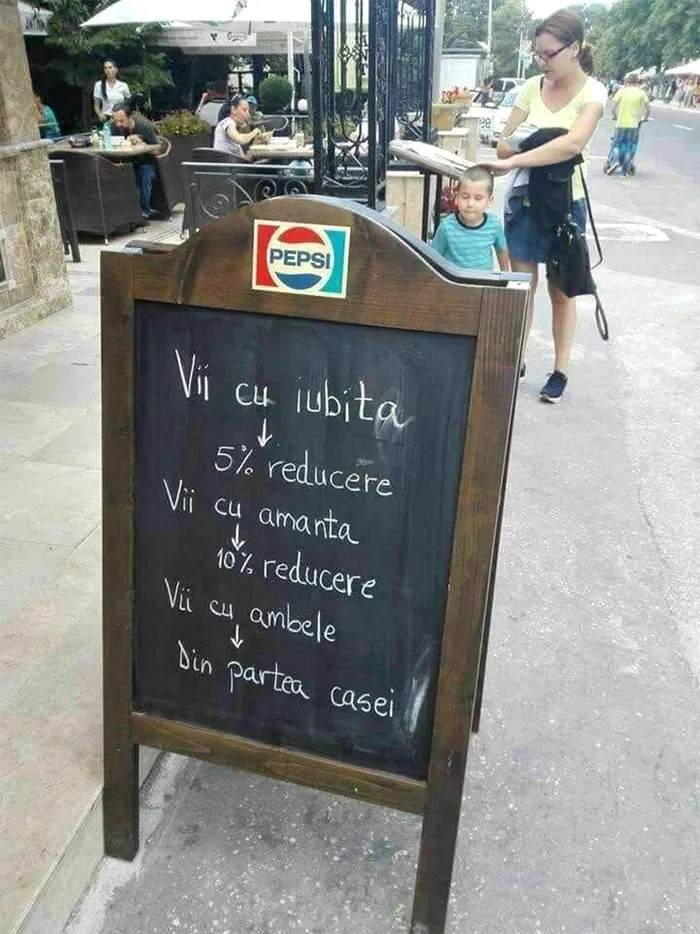 Anunțul viral scris cu cretă de proprietarul unui local din România: „Vii cu soția - 5% reducere. Vii cu amanta...”
