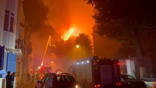 VIDEO | Un incendiu puternic s-a produs la sediul Arhiepiscopiei Constanța. Ce a făcut ÎPS Teodosie în timp ce pompierii luptau cu flăcările