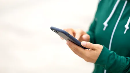 Utilizarea telefonului mobil în Postul Paștelui. Un PREOT explică dacă trebuie să renunțăm sau nu la acest obicei în această perioadă