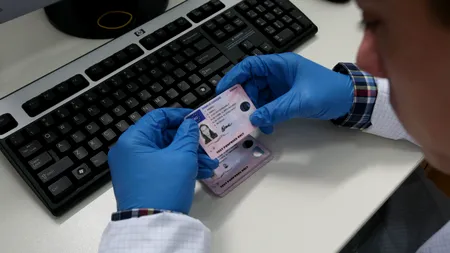 Cum a încercat o tânără să mituiască un polițist, chiar în sala în care dădea examenul auto. După ispravă, femeia s-a ales cu dosar penal