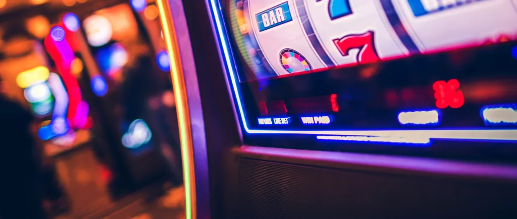Un tânăr din Gorj a pierdut la păcănele și a distrus 11 aparate de jocuri de noroc - VIDEO