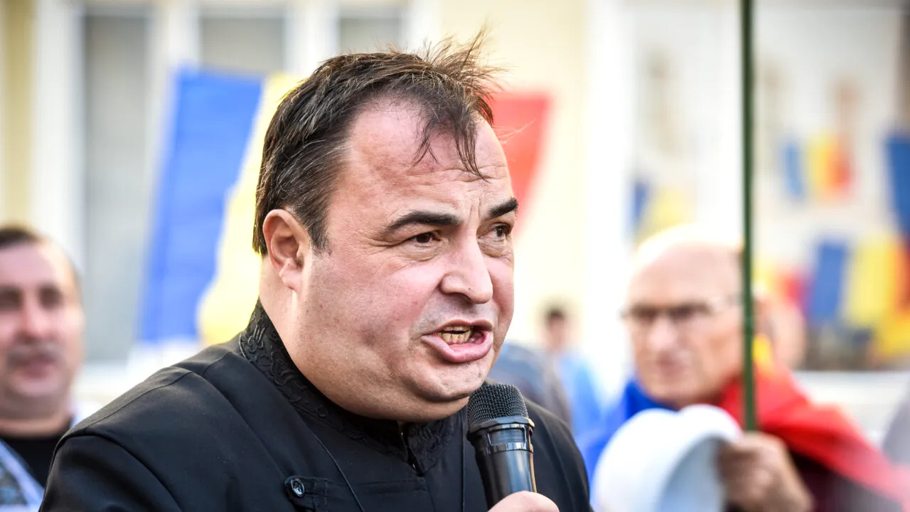 PREOT, acuzat că a vândut mir făcut din ulei de la supermarket. Oamenii spun că le cerea bani pentru a trimite pomelnice la Muntele Athos