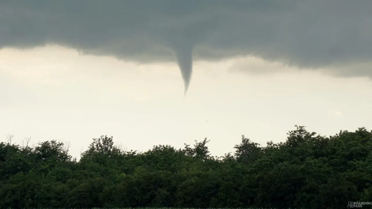 VIDEO| Cod roșu de furtuni în Ilfov. Început de tornadă, surprins la nord de București