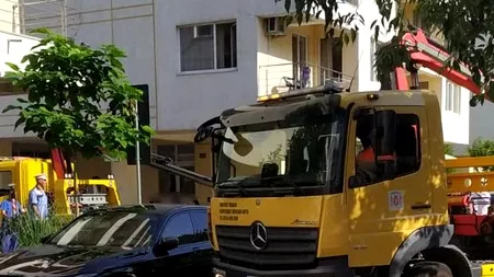 Atenție, șoferi, legea se modifică! Mașinile parcate pe trotuare vor fi ridicate