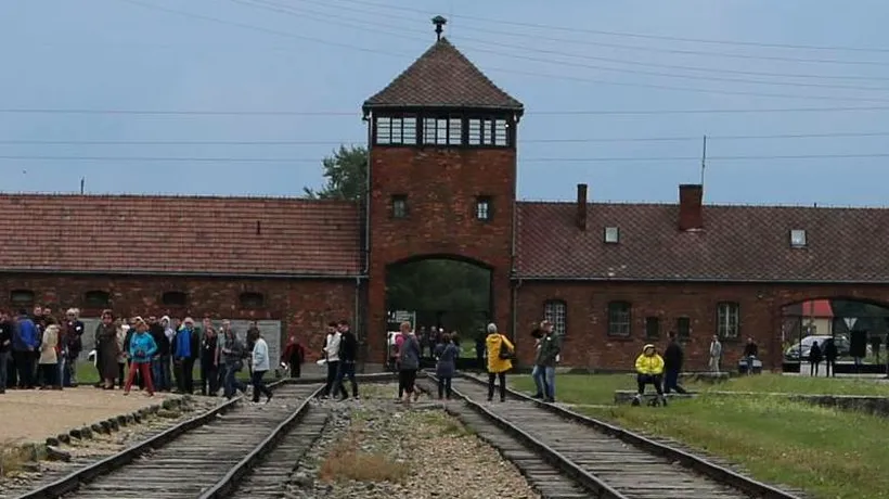 Un turist american a încercat să fure o porțiune din ȘINELE de tren de la Auschwitz
