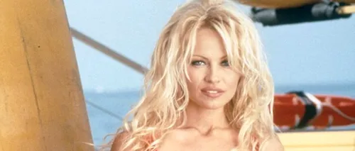 Cum arată Pamela Anderson, la 45 de ani, în costumul de baie din Baywatch. GALERIE FOTO