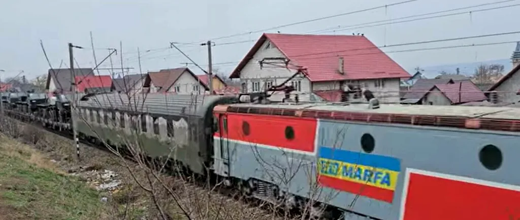 Tren cu echipament militar, FILMAT în județul Suceava când se îndrepta spre granița cu Ucraina. Garnitura transporta lansatoare de rachete