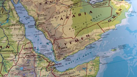 O navă a unei companii din Grecia a fost ATACATĂ în Marea Roșie. Echipajul a fost salvat de o navă de pasageri din apropiere