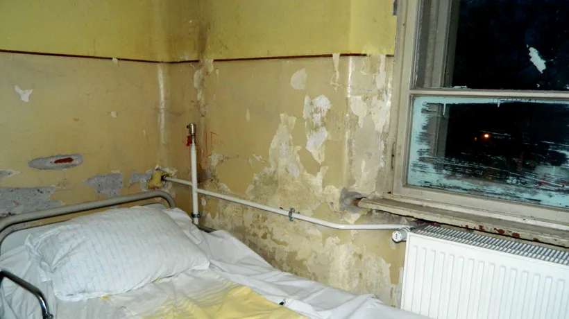 Condiții ORIBILE la un spital din România. Pacienții stau câte doi în pat, în saloane cu pereți scorojiți și lenjerie murdară