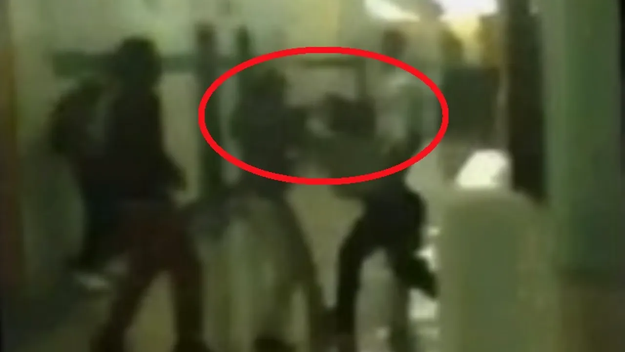 Scandal la o școală din SUA. O profesoară a fost suspendată după ce a dat cu o elevă de perete