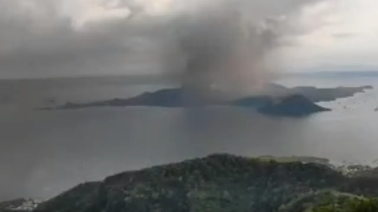 Pericol de tsunami și mii de persoane evacuate după ce vulcanul Taal din Filipine a degajat un nor de cenușă. Specialiștii avertizează: risc de „erupție periculoasă