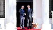 VIDEO | Klaus Iohannis, întâmpinat în Grecia de prim-ministrul Kyriakos Mitsotakis și de câinele său ”Peanut”