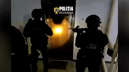 Momentul în care mascații intră peste un bărbat, în locuința din București. Pentru ce a fost săltat