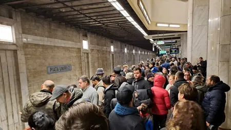 O persoană a decedat la metrou. Îmbulzeală fără precedent la stația Unirii. Oamenii se înghesuie să ajungă la Parada de 1 Decembrie.