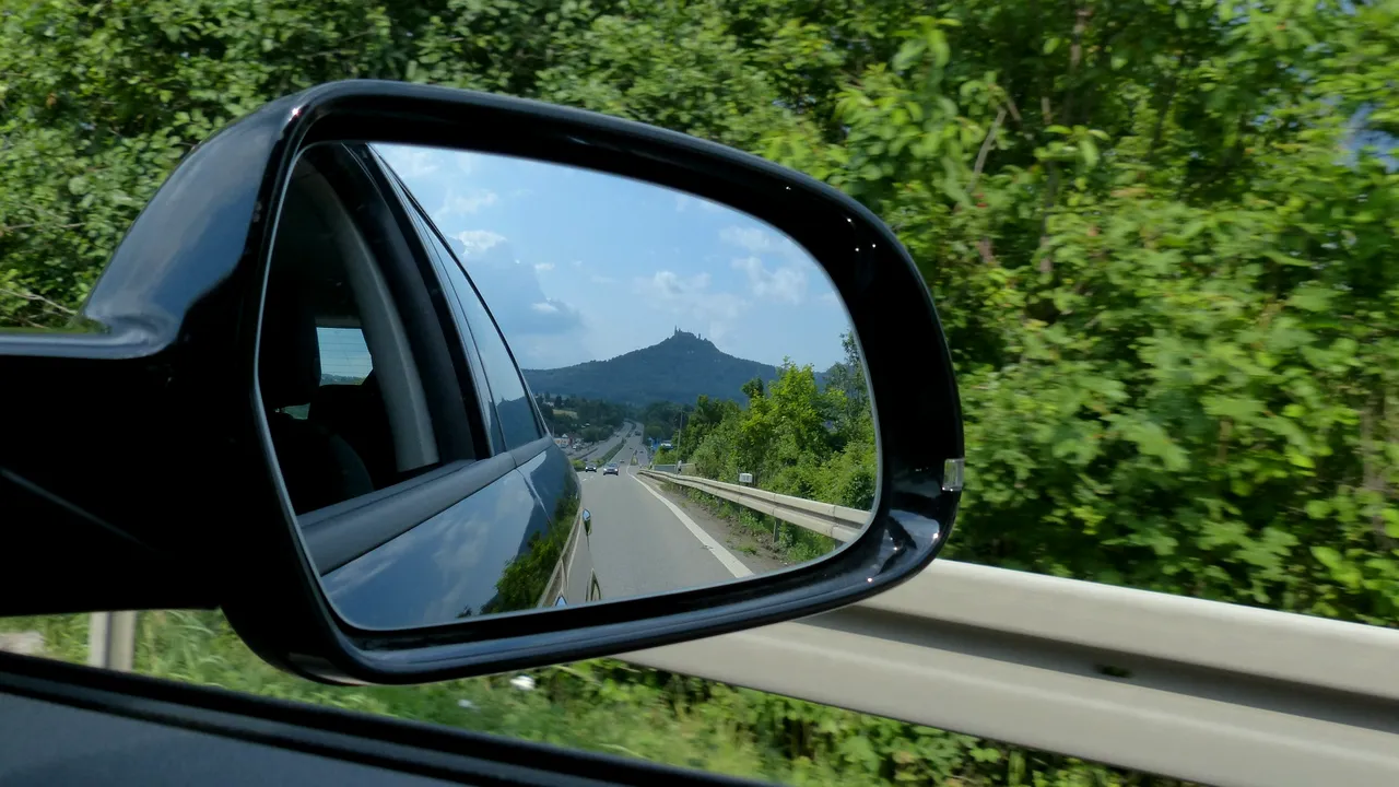 Solicitanții de permis cu deficiențe grave de auz trebuie să își echipeze mașinile cu oglinzi mai mari