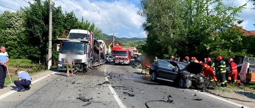 FOTO | Accident grav în Vâlcea. O maşină şi un TIR încărcat cu autoturisme s-au ciocnit. Un copil de 7 ani și o femeie au fost răniți