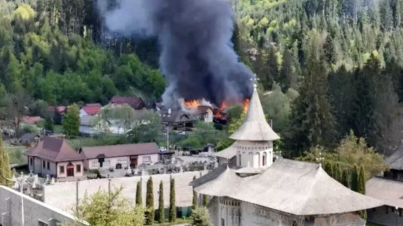 Un incendiu puternic a izbucnit lângă Mănăstirea Voroneț, din județul Suceava. Există pericolul extinderii focului