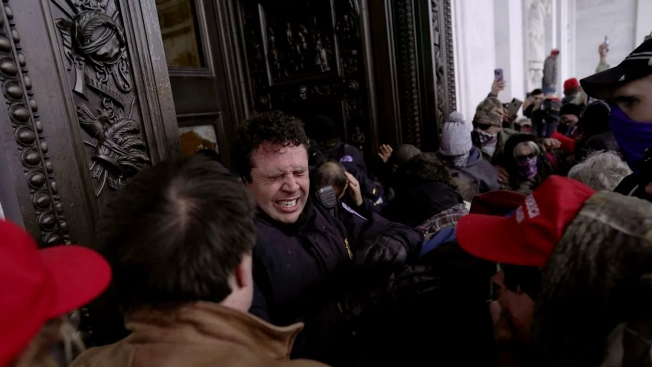 VIDEO. Momentul halucinant în care susținătorii lui Trump au intrat cu forța în clădirea Capitoliului american