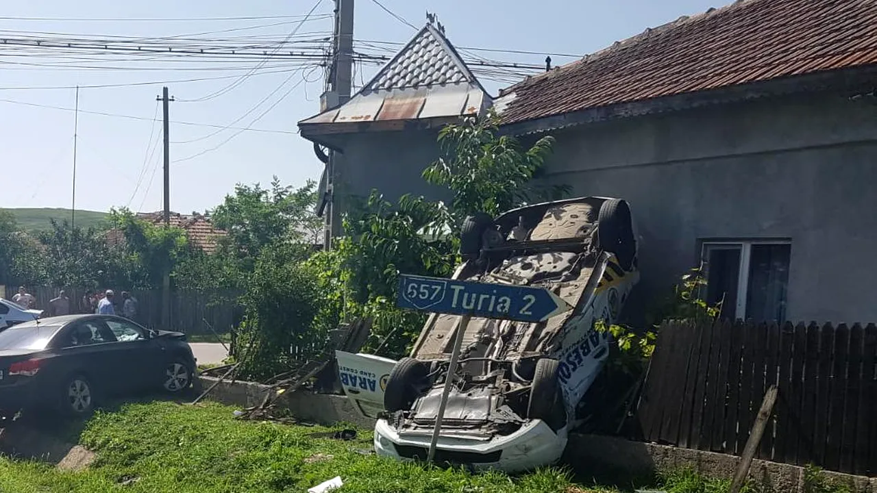 O mașină a fost proiectată în gardul unei case, în urma unui accident produs în județul Olt
