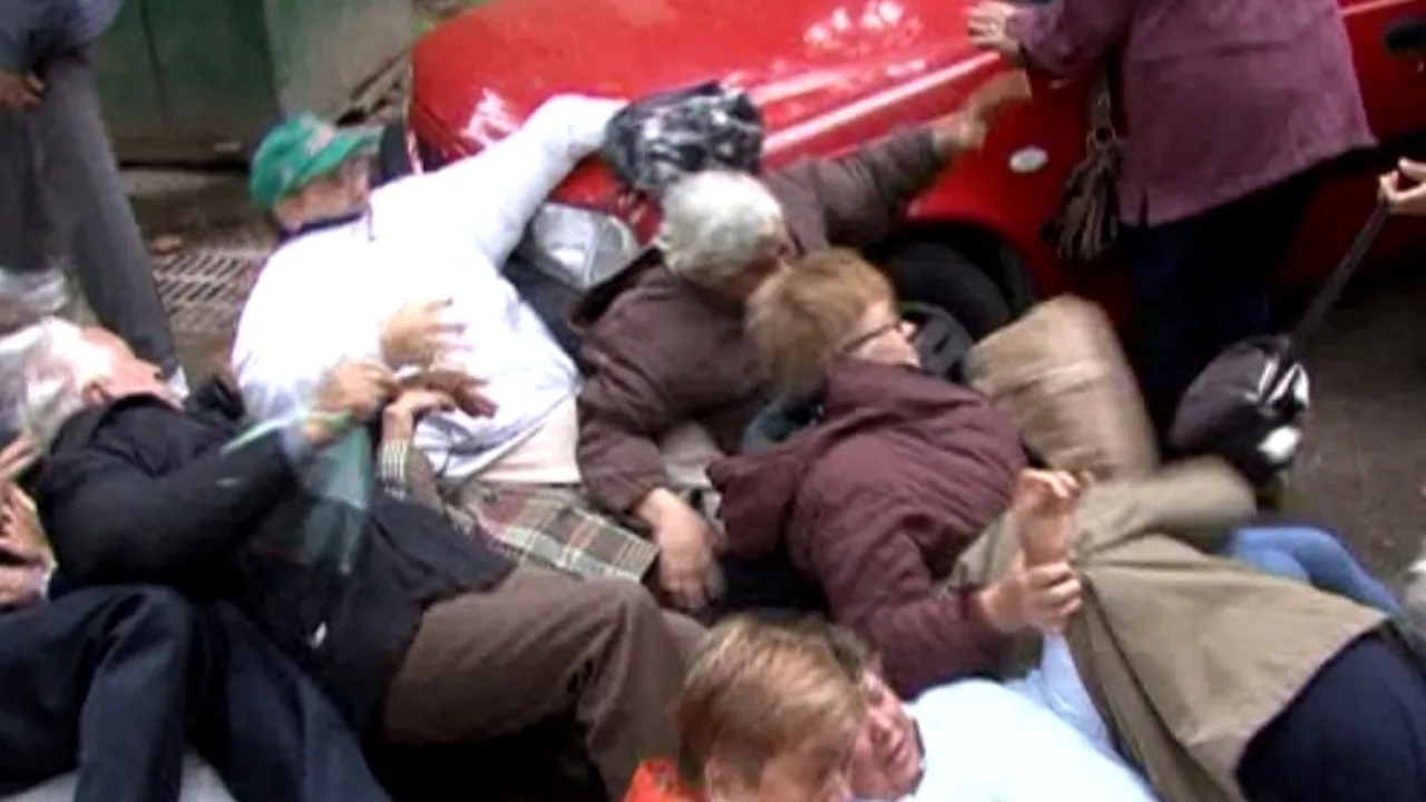 Nici la bal, nici la spital. Cum s-au înghesuit pensionarii pentru un bilet la Balul Seniorilor