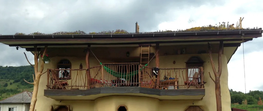 Doi frați din Bistrița au construit o casă ecologică unicat. Turiștii se înghesuie să prindă o noapte în locuința „bio