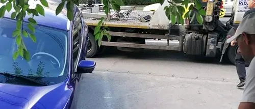 Asfaltul dintr-o parcare din Craiova s-a surpat sub greutatea unui autoturism. Canalizarea a cedat, din cauza ploilor | VIDEO