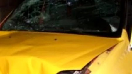 Un copil de 14 ani a murit și alte două persoane au fost rănite, după ce s-au răsturnat cu un taxi condus de un șofer de 21 de ani
