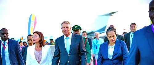 VIDEO | Soții <i class='ep-highlight'>Iohannis</i>, primiți cu covor roșu și cântece tradiționale în Tanzania/ 3 zile va sta președintele României în țara din estul Africii