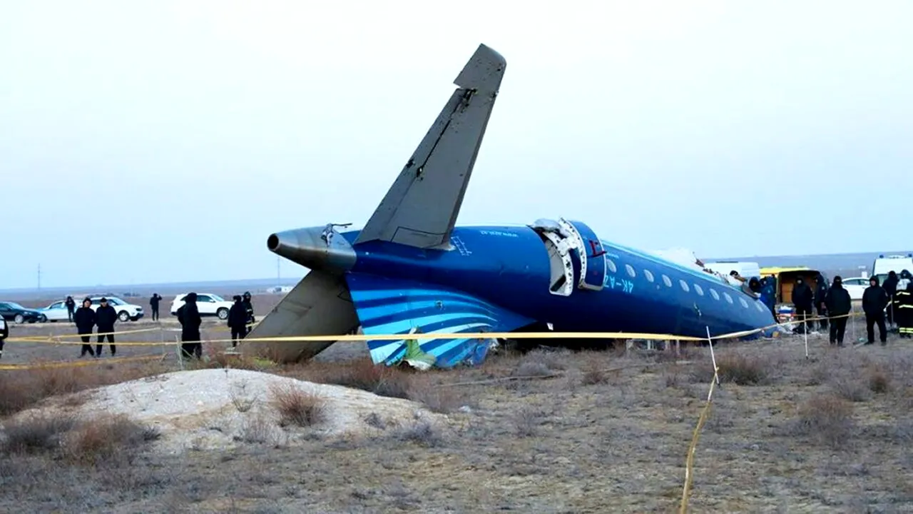 Tragedia aviatică din Kazahstan. A fost lovită aeronava Embraer de o RACHETĂ ANTIAERIANĂ lansată de ruși? Dmitri Peskov: „E prematur să speculăm”
