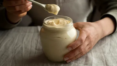 Cum să prepari maioneză de post pufoasă și gustoasă. Greșeala care strică total compoziția