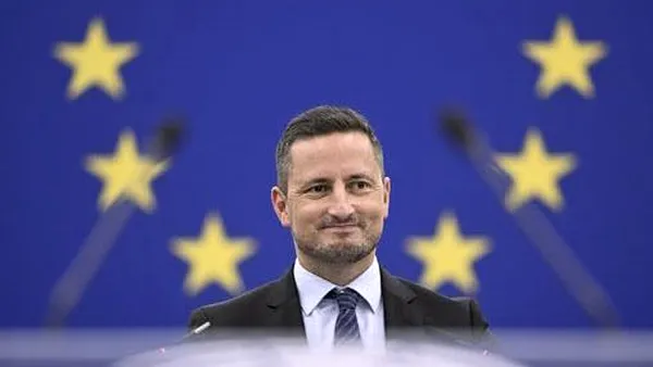 Europarlamentar român dansează pe manele în faţa Parlamentului European. Ce a vrut să transmită