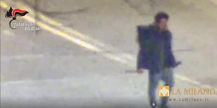 Un român, înarmat cu un pumnal de 30 de cm, a amenințat clienții dintr-un mall din Italia FOTO:Carabinieri Bologna