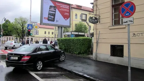 Cum sfidează legislația rutieră un judecător de la Curtea de Apel Brașov, cu complicitatea polițiștilor locali. FOTO/VIDEO