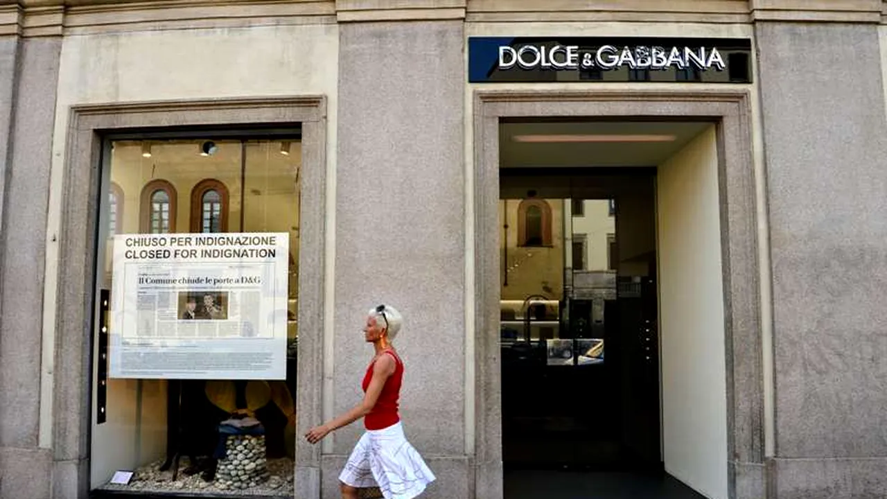 Creatorii Dolce&Gabbana și-au închis pentru trei zile magazinele din Milano, în semn de protest