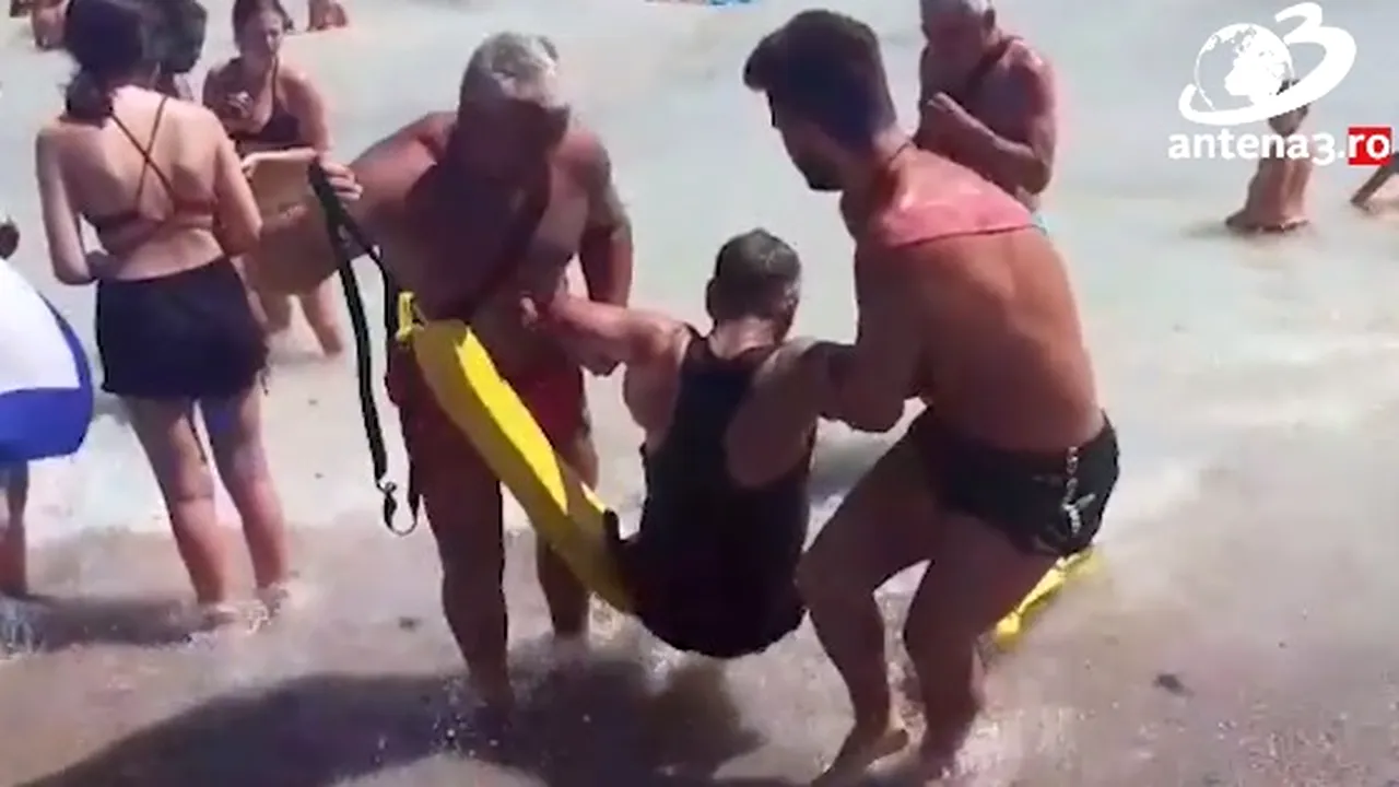 Supărat ca salvamarii i-au întrerupt baia, un bărbat în pericol de înec le dă sfaturi: „Vedeți că e apa mare”