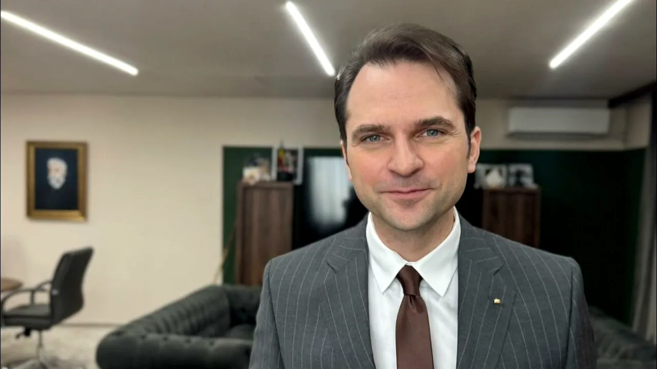 Sebastian Burduja: 