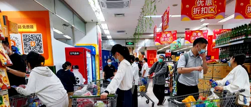 Locuitorii din Beijing s-au repezit să-şi facă provizii de teama unor restricţii ca cele din Shanghai