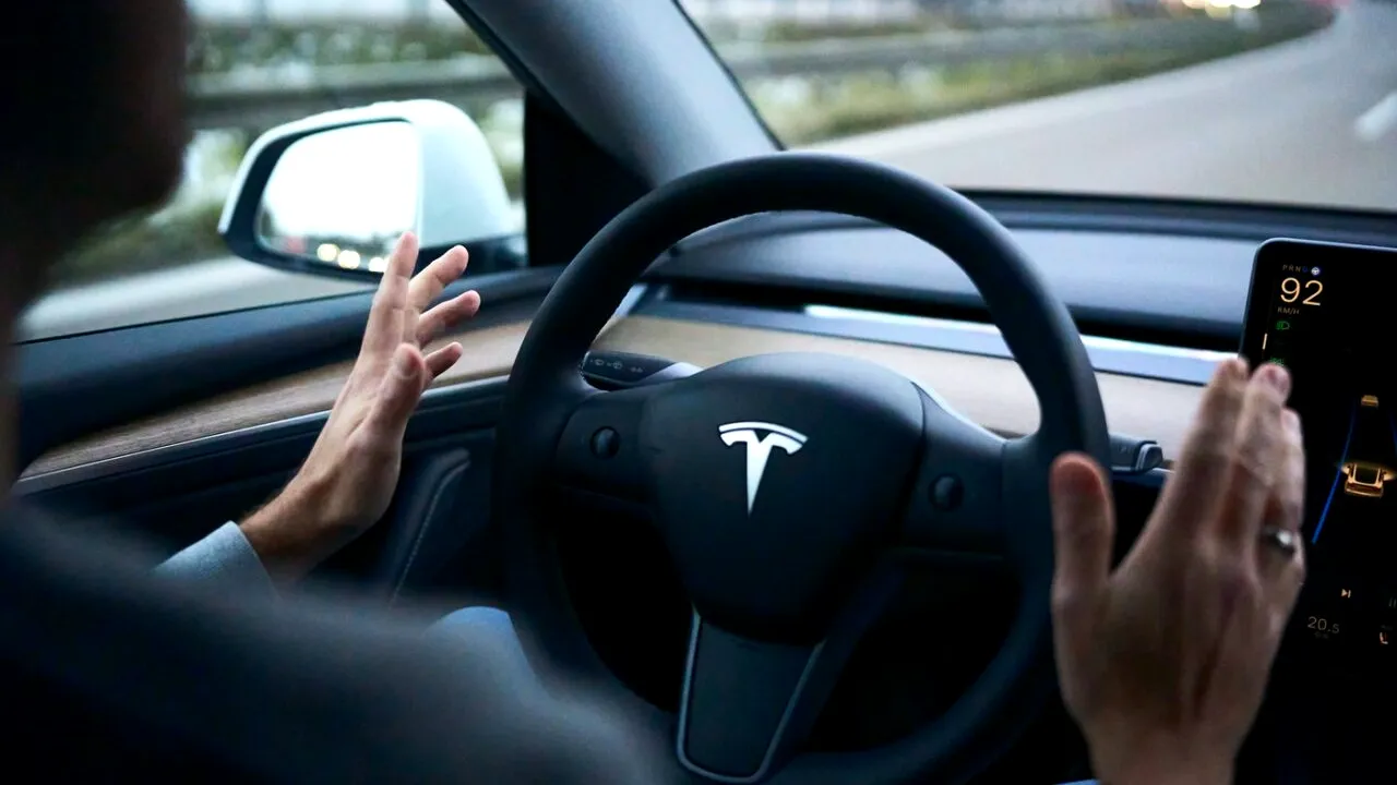 Milioane de mașini TESLA, vizate de o investigație în Statele Unite, din cauza unui sistem de conducere autonomă