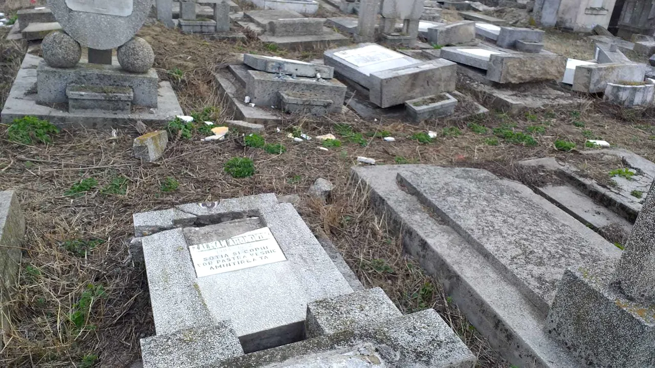 Trei adolescenți, principalii suspecți în cazul vandalizării cimitirului evreiesc din Huși