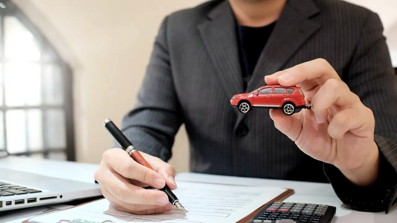 Peste 8 milioane de șoferi români vor plăti prețuri exorbitante la RCA de la 1 iulie. Brokerii acuză „creșteri artificiale”: „E anormal de scump”