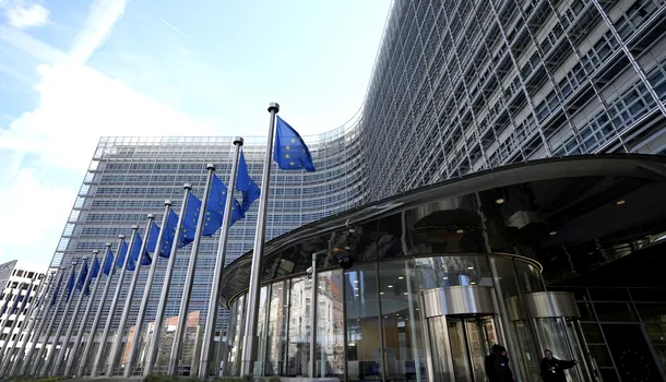 <span style='background-color: #1e73be; color: #fff; ' class='highlight text-uppercase'>FINANCIAR</span> Comisia Europeană constată accentuarea ”VULNERABILITĂȚILOR MACROECONOMICE” ale României, avertizând asupra deficitului și majorărilor salariale