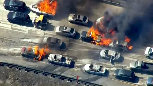 Un incendiu a distrus 20 de mașini, pe o autostradă din California