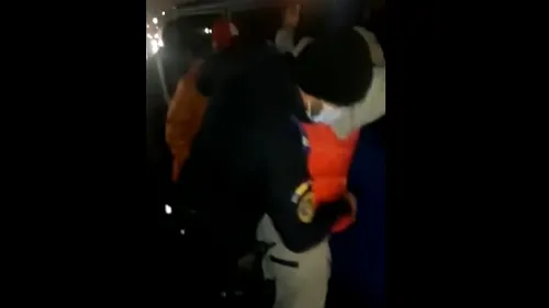 Bărbat atacat cu briceagul într-un autobuz din București. Agresorul a fost imobilizat de jandarmi/ VIDEO